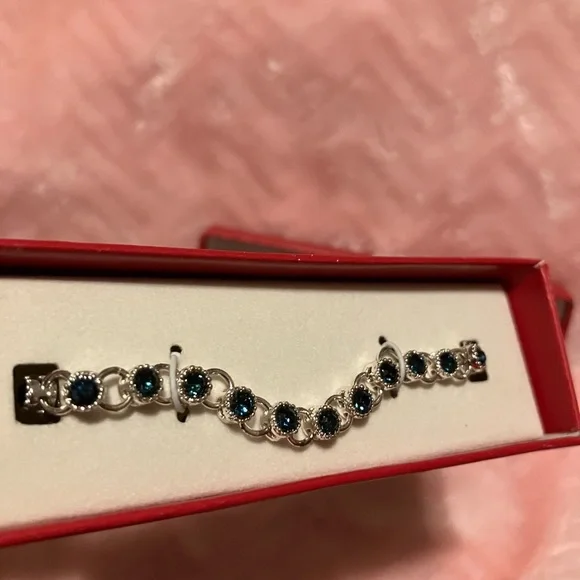 Avon tennis bracelet - Picture 4 of 8
